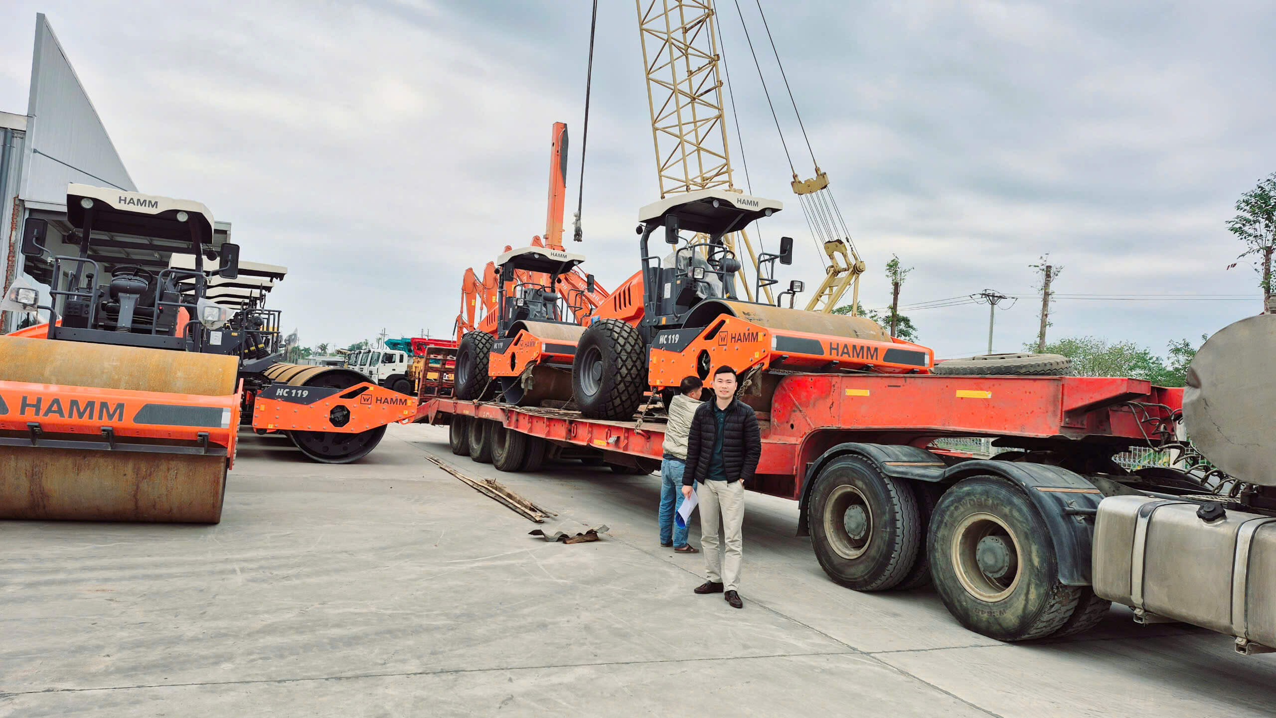 Lễ bàn giao xe Lu Hamm HC119 cho công ty 559