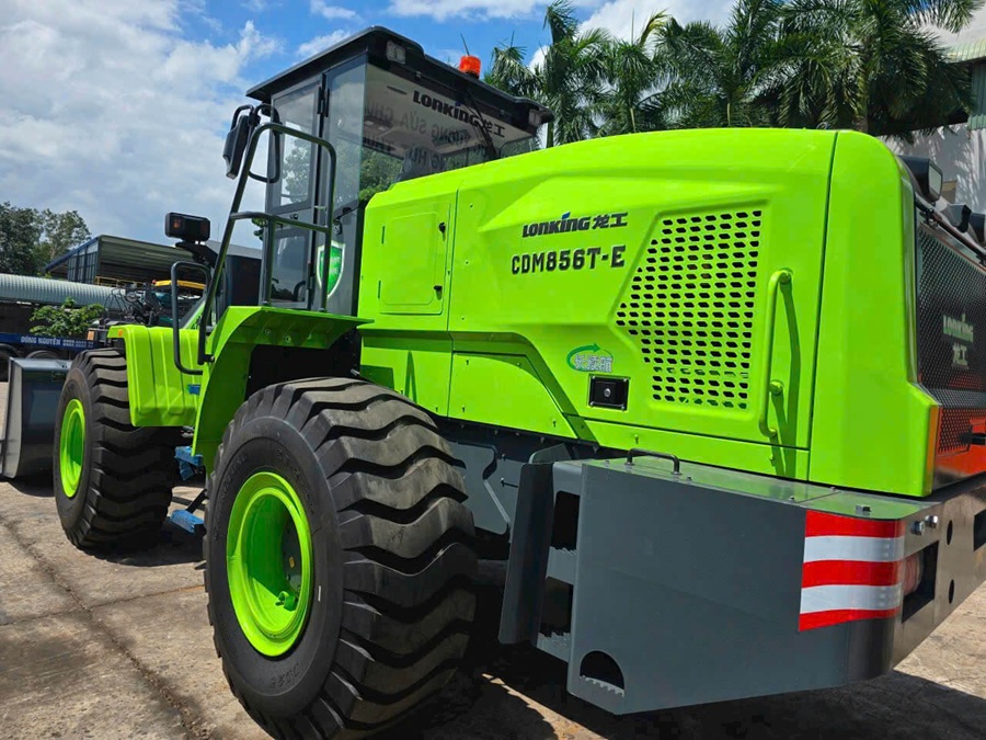 Xúc lật điện Lonking vận hành trong nhà máy hiện đại Xuc Lat Dien Lonking 10Xúc lật điện Lonking vận hành trong nhà máy hiện đại