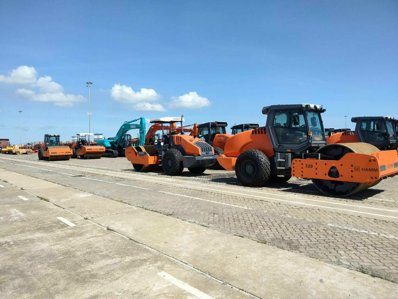 xe lu hamm 320 tại công trường