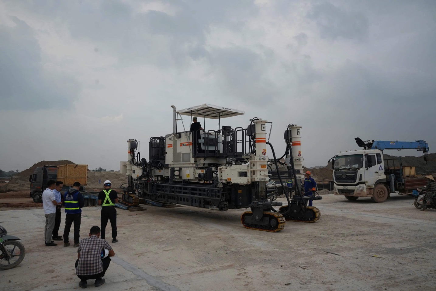 Bàn Giao Máy Rải Bê Tổng Wirtgen Sp64 .jpg