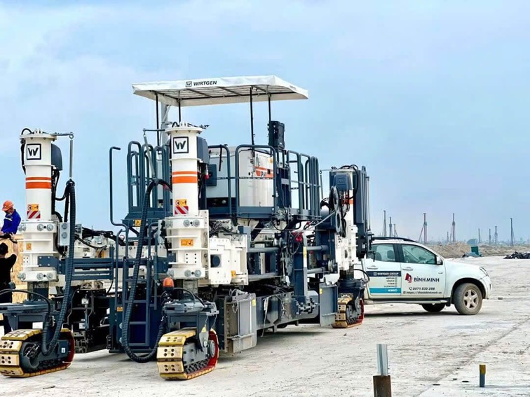 Bàn Giao Máy Rải Bê Tổng Wirtgen Sp64 .jpg67