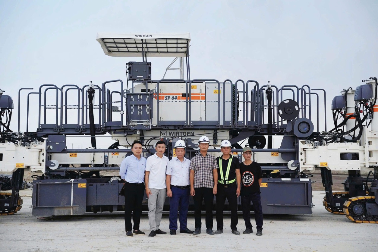 Bàn Giao Máy Rải Bê Tổng Wirtgen Sp64 .jpg